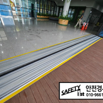 무의도 국립자연휴양림에  폴딩도어 출입문 경사로 설치