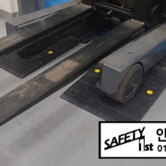 데크트리 지식산업센터에 입식 지게 차용 방화 문턱 경사로 추가 설치했습니다.