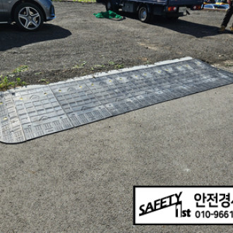 주차장 입구 경계석에 고무 차량 진입판 설치