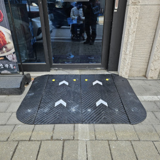 남양주 다산 장애인자립생활센터 주차공간 있는 점포에 고무경사로 설치