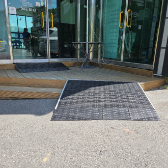 남양주 다산 장애인자립생활센터 점포 앞 계단에 경사로를 설치