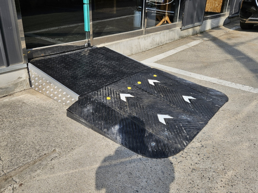 남양주 다산 장애인자립생활센터 점포 앞 주차공간에 고무경사로 설치