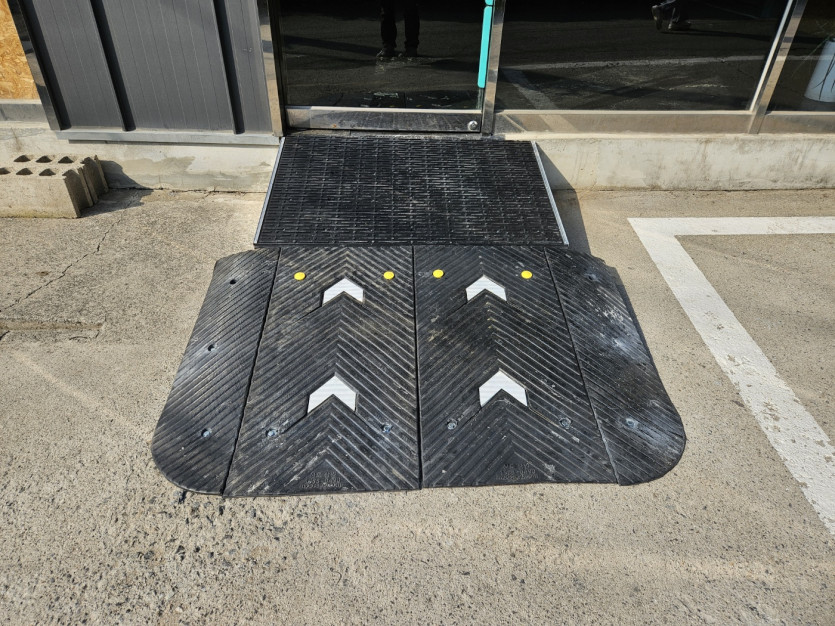 남양주 다산 장애인자립생활센터 점포 앞 주차공간에 고무경사로 설치