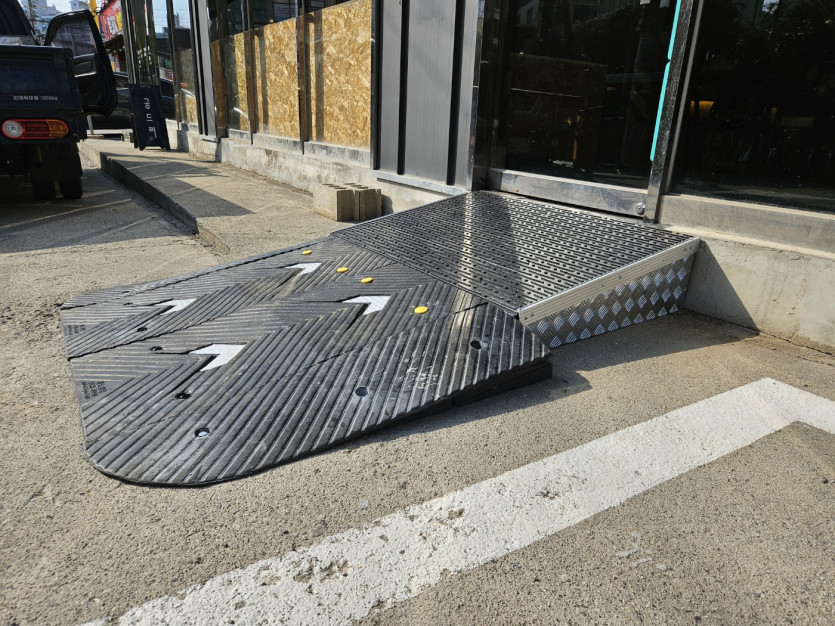 남양주 다산 장애인자립생활센터 점포 앞 주차공간에 고무경사로 설치