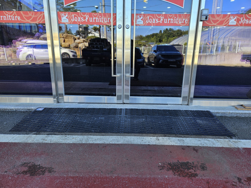 화성시 아르딤복지관 점포 출입문에 문턱 경사로 설치