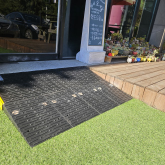 화성시 아르딤복지관 점포출입문 경사로를 설치