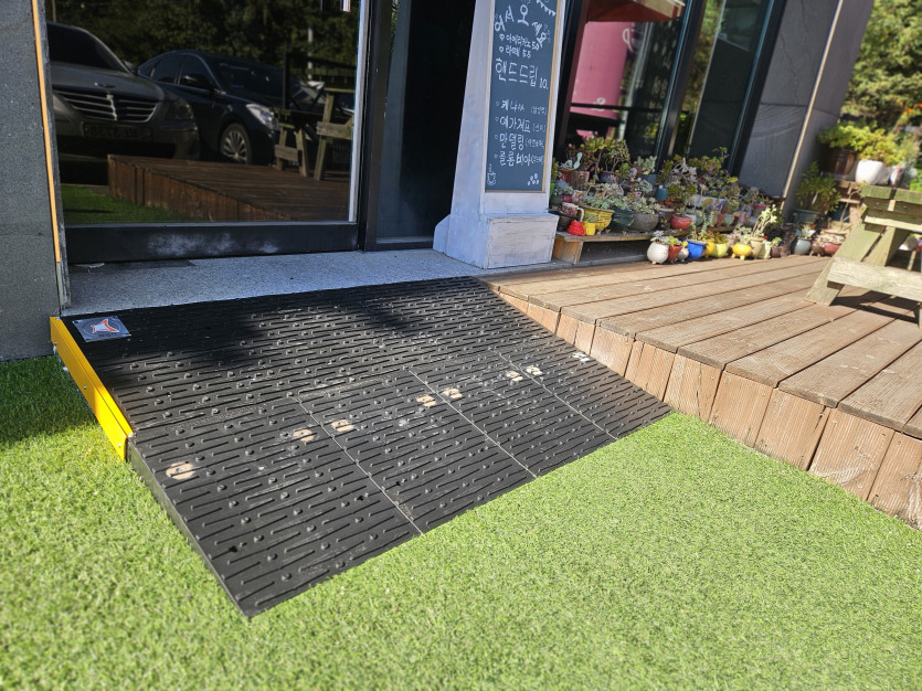 화성시 아르딤복지관 점포출입문 경사로를 설치