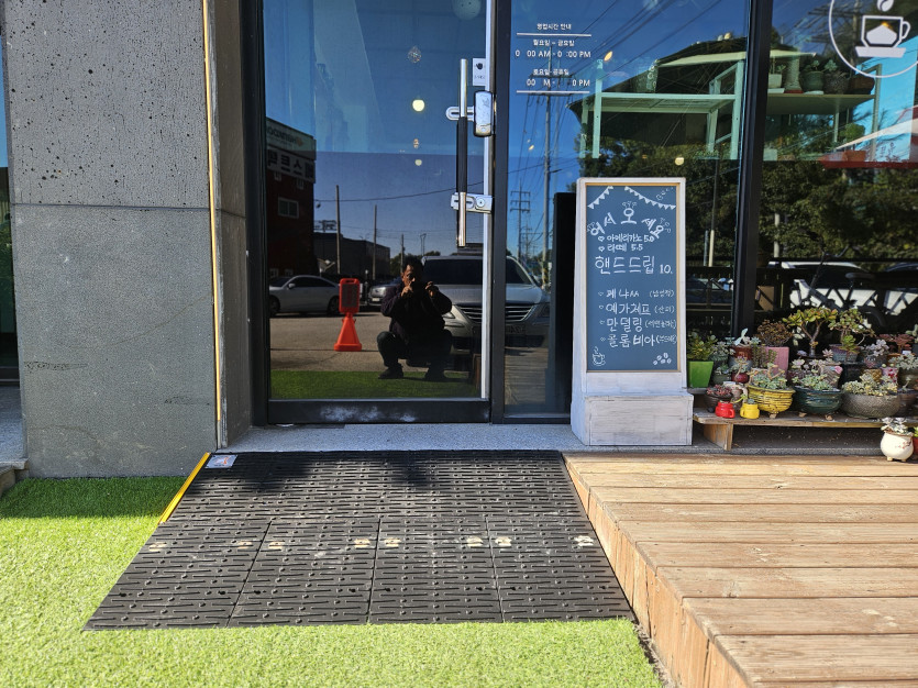 화성시 아르딤복지관 점포출입문 경사로를 설치