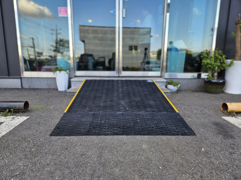 화성시 아르딤복지관 점포 앞 계단에 장애인 휠체어 경사로 설치