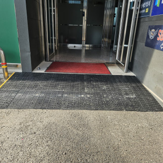 의왕시 희망나래장애인복지관 : 건물 입구 경사 발판 설치