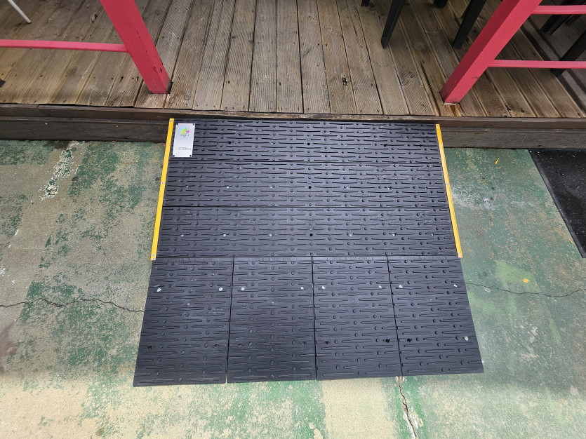 의왕시 희망나래장애인복지관 : 점포 앞 데크턱에 경사로를 설치