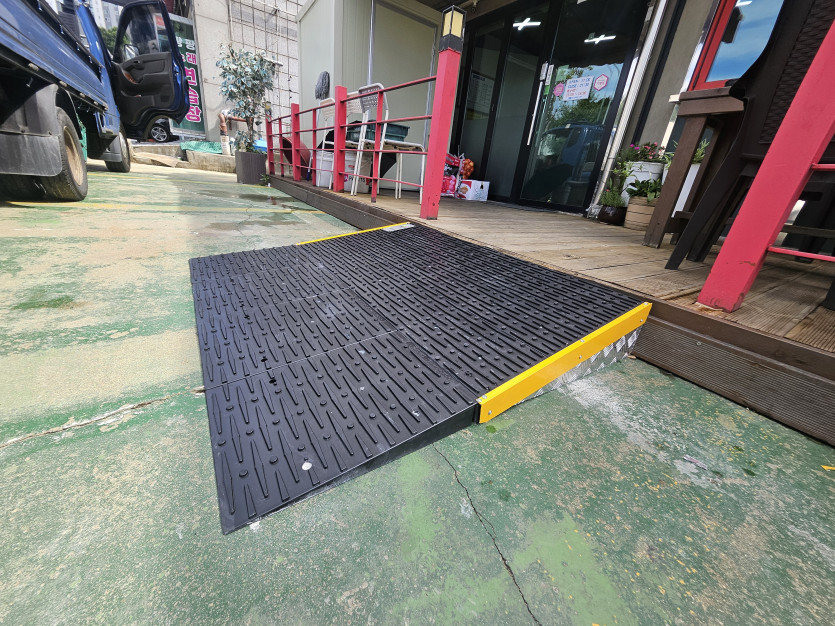 의왕시 희망나래장애인복지관 : 점포 앞 데크턱에 경사로를 설치