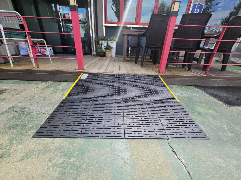 의왕시 희망나래장애인복지관 : 점포 앞 데크턱에 경사로를 설치