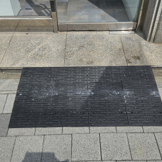 의왕시 희망나래장애인복지관 : 상가 점포 문턱 고무 발판