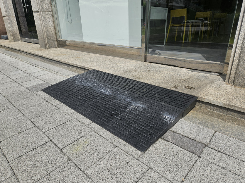 의왕시 희망나래장애인복지관 : 상가 점포 문턱 고무 발판