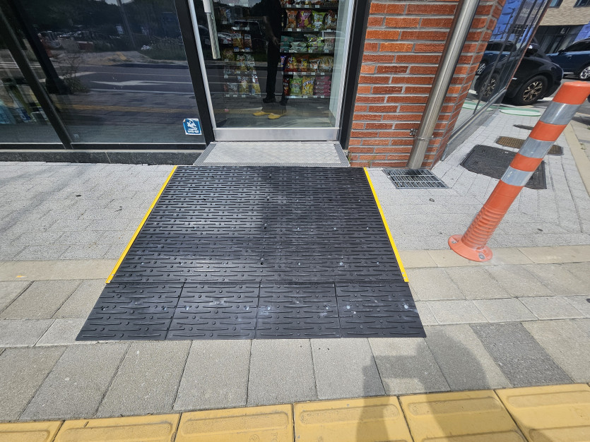 의왕시 희망나래장애인복지관 :  편의점 앞 좁은 인도에 경사 발판 설치