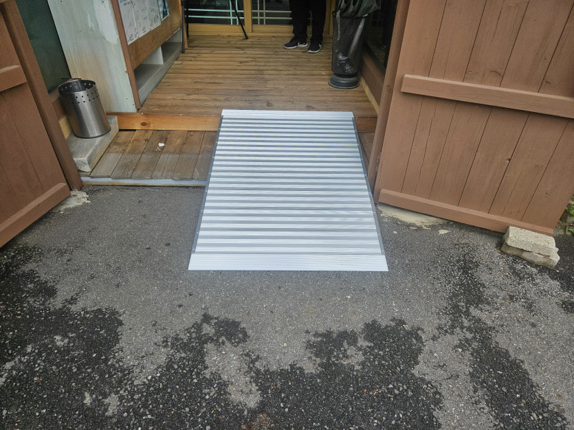 남양주 다산 장애인자립생활센터 : 점포 앞 이동식 알루니늄 경사 발판 설치