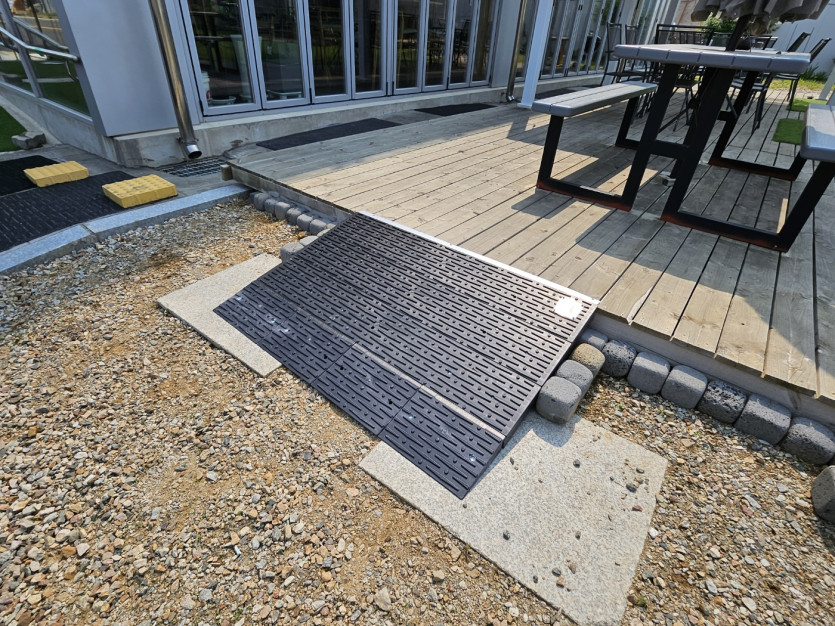 화성시 아르딤복지관 : 점포 앞 경사판 설치