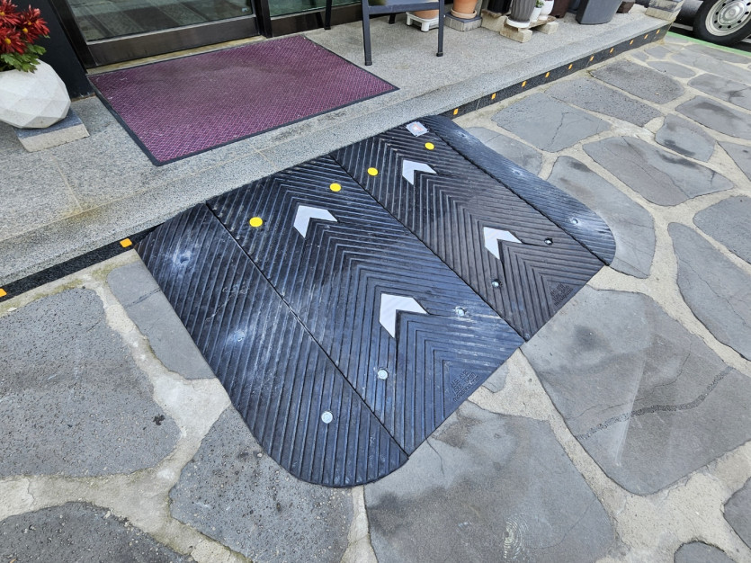 화성시 아르딤복지관 : 점포 앞 고무 경사로 발판 설치