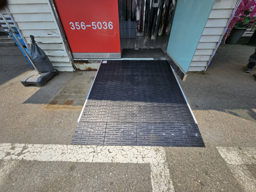 화성시 아르딤복지관 : 매장 앞 단차 경사로 설치