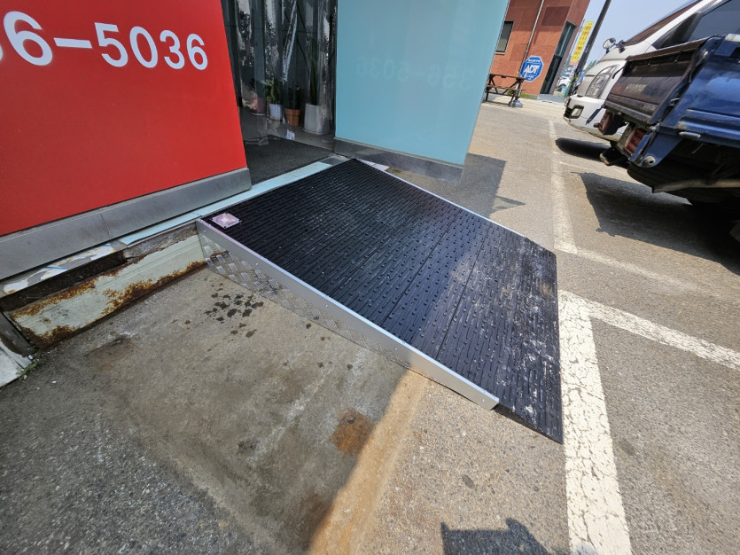 화성시 아르딤복지관 : 매장 앞 단차 경사로 설치