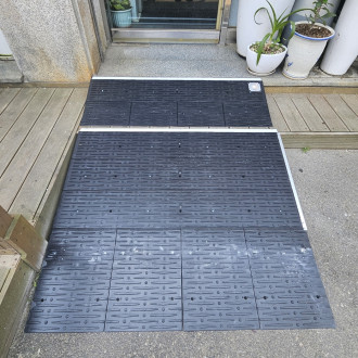 화성시 아르딤복지관 : 매장 앞 2중 단차에 장애인 경사판 설치