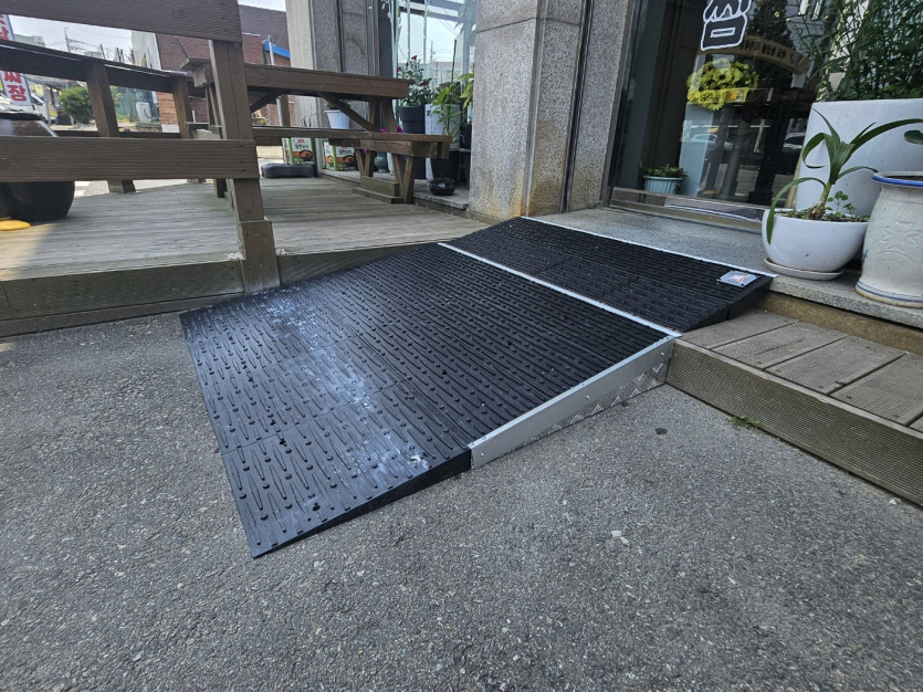 화성시 아르딤복지관 : 매장 앞 2중 단차에 장애인 경사판 설치