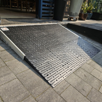 화성시 아르딤복지관 : 매장 앞 장애인 램프를 설치