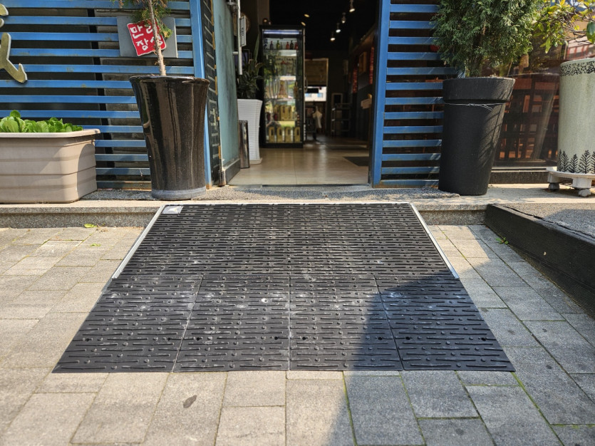 화성시 아르딤복지관 : 매장 앞 장애인 램프를 설치