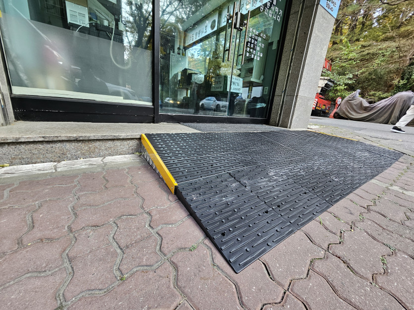 부천시 장애인종합복지관 : 장애인 경사로 설치