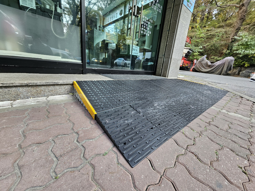 부천시 장애인종합복지관 : 장애인 경사로 설치