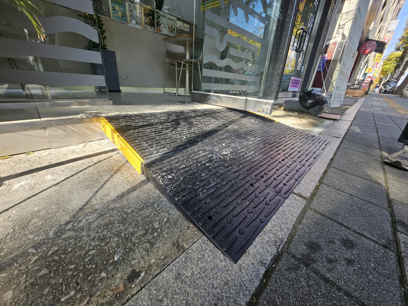 부천시 장애인종합복지관 : 장애인 슬로프 설치