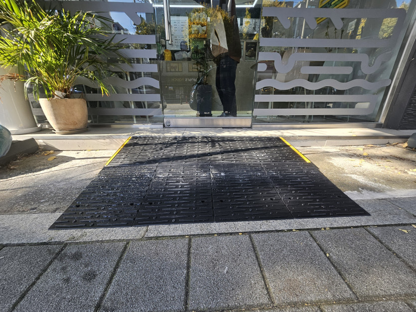 부천시 장애인종합복지관 : 장애인 슬로프 설치