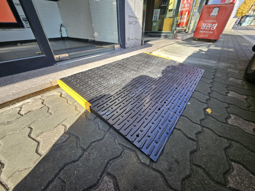 부천시 장애인종합복지관 : 장애인 슬로프 설치