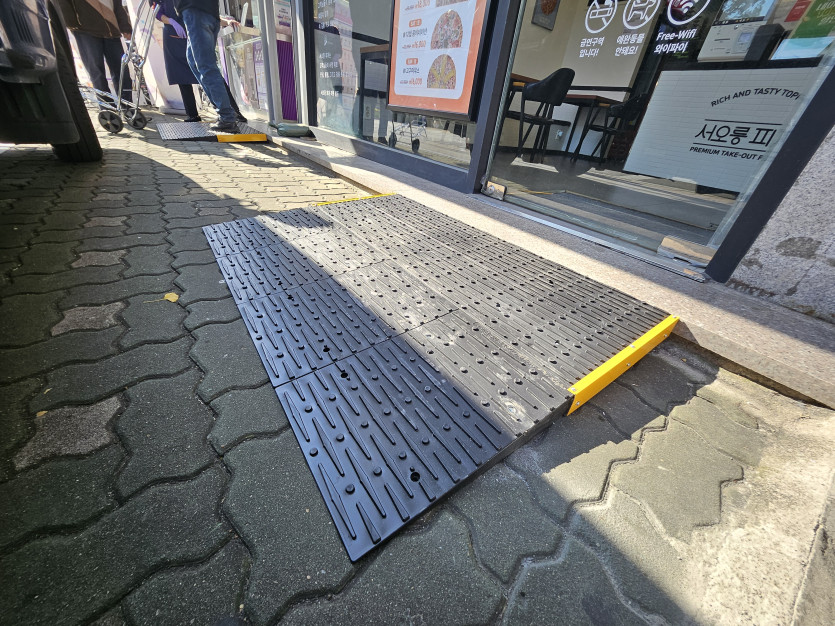 부천시 장애인종합복지관 : 장애인 슬로프 설치