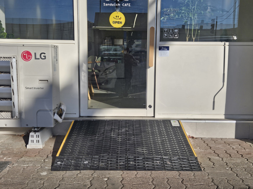 의왕시 희망나래장애인복지관 : 장애인 램프 설치