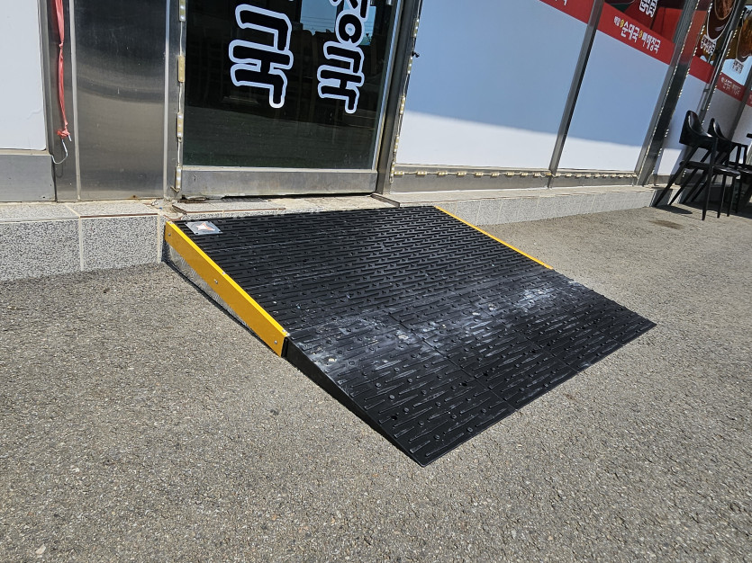 화성시 아르딤복지관 : 경사판 설치