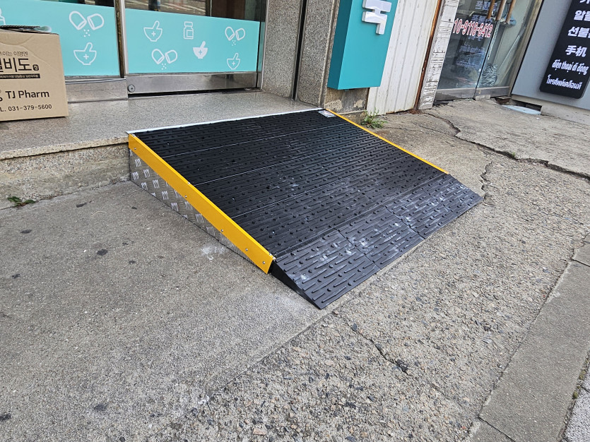 화성시 아르딤복지관 : 장애인 경사로 설치