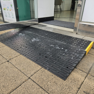 부천시 장애인종합복지관 : 출입구 경사로 설치