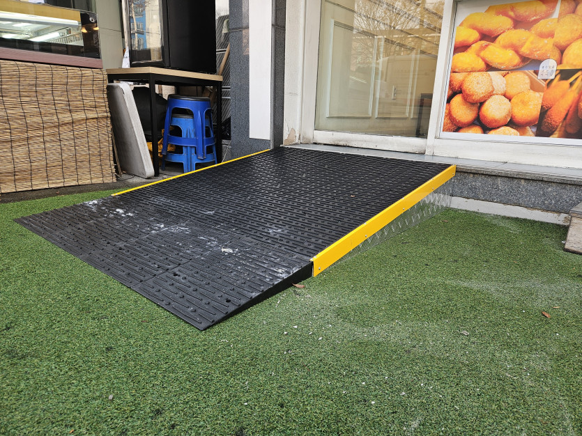 부천시 장애인종합복지관 : 휠체어 경사판 설치