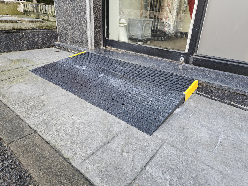 부천시 장애인종합복지관 : 휠체어 진입판 설치