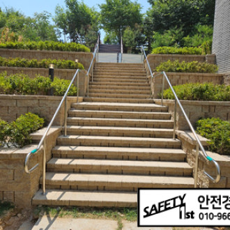 현* 힐스*이트 대단지 타운하우스에 스테인리스 계단 핸드레일 설치 사례