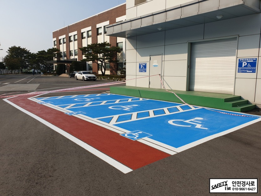 장애인 주차구역,접근로 그리고 벽부형 장애인 주차표지판 설치했습니다.﻿