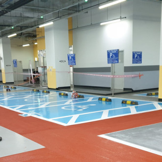 지하주차장에 ﻿장애인 주차구역과 접근로를 도색, 지주형 장애인 주차표지판 설치