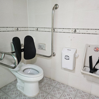 성남 화랑초등학교 장애인 화장실에 대변기 손잡이, 대변기 등받이, 유아용 거치대를 설치