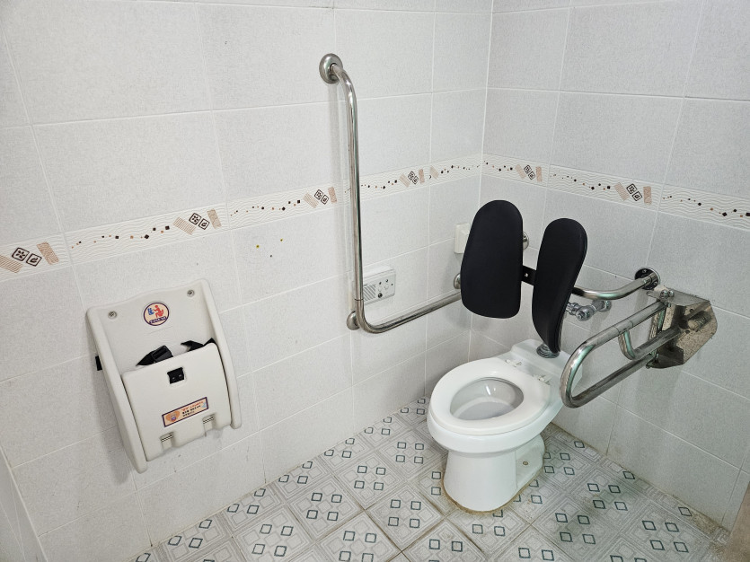 성남 화랑초등학교 장애인 화장실에 대변기 손잡이, 대변기 등받이, 유아용 거치대를 설치