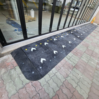 김해 카센터 폴딩도어에 고무 발판 경사로 설치