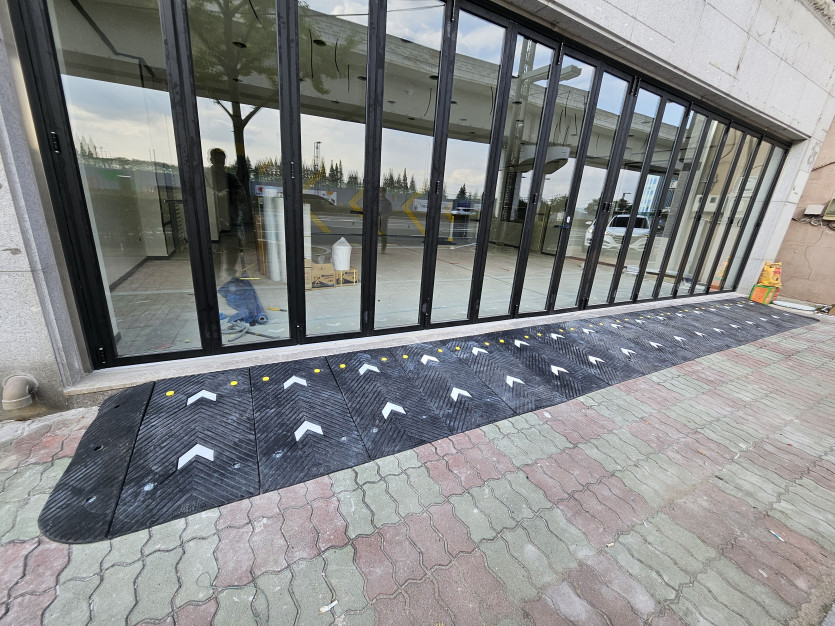 김해 카센터 폴딩도어에 고무 발판 경사로 설치