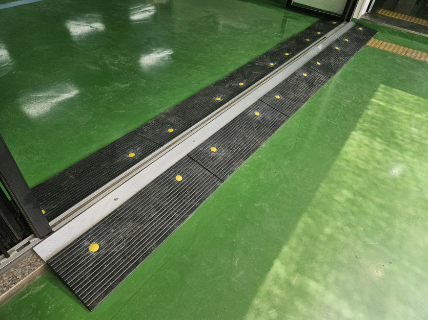 인천 서창동 렌터카 주차장 폴딩도어에 고무  발판 경사로 설치