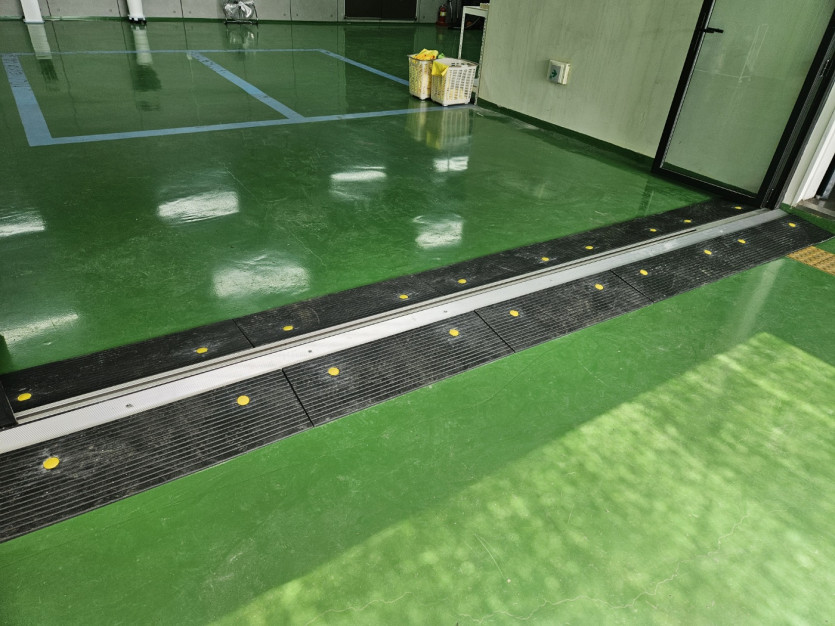 인천 서창동 렌터카 주차장 폴딩도어에 고무  발판 경사로 설치